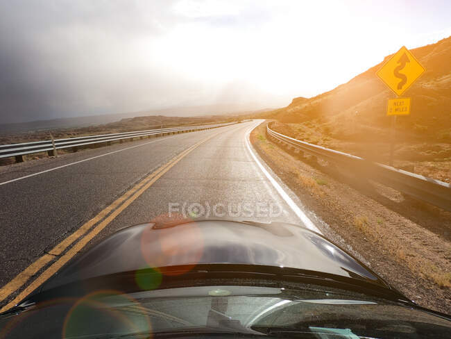 Auto guida lungo una strada con scarsa visibilità, Moapa Valley, Nevada, Stati Uniti — Foto stock