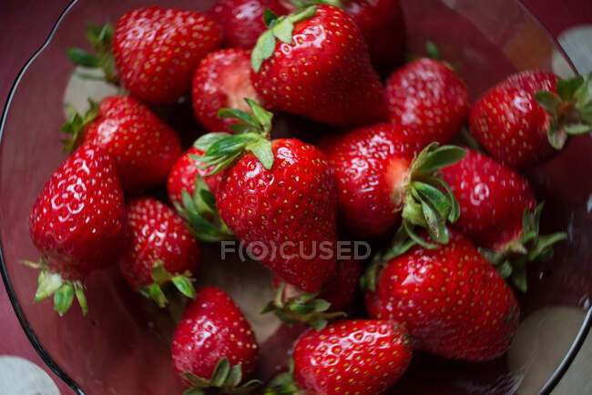 Overhead view of a bowl of strawberries — Stock Photo