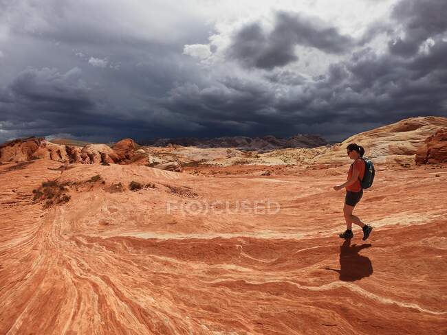 Woman hiking in Valley of Fire State Park, Nevada, United States — Stock Photo