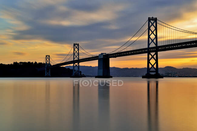 Bay Bridge bei Sonnenaufgang San Francisco, Kalifornien, Vereinigte Staaten — Stockfoto