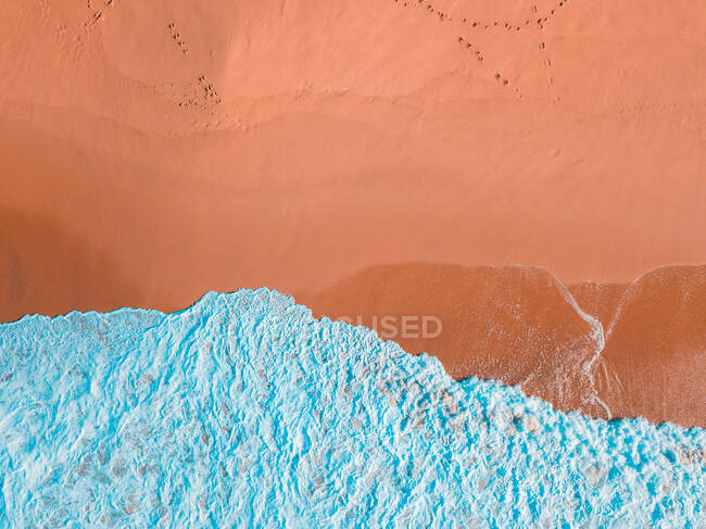 Luftaufnahme des Meeres und der Wellen der Mittelmeerinsel im Norden Islands — Stockfoto