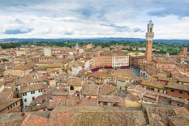 Paisaje urbano aéreo, Siena, Toscana, Italia - foto de stock