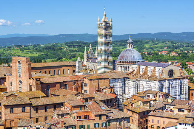 Catedral e paisagem urbana, Siena, Toscana, Itália — Fotografia de Stock