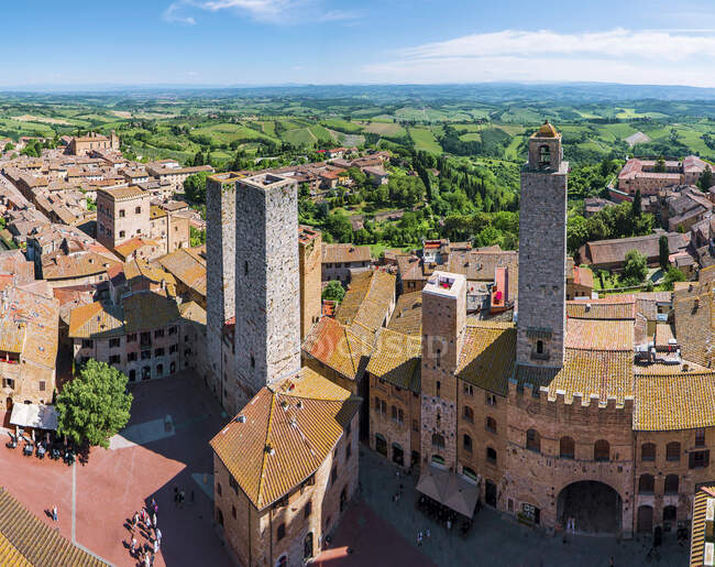 Vista aérea de las torres medievales y el horizonte de San Gimignano, Toscana, Italia - foto de stock
