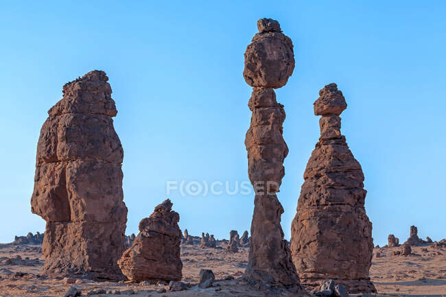 Felsen und Wüste im Hintergrund unter blauem Himmel, saudi-arabien — Stockfoto