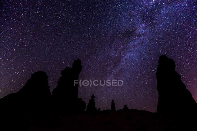 Milchstraße auf dem Berg am Nachthimmel. — Stockfoto