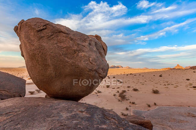 Deserto rochas e deserto no fundo sob azul céu nublado, saudi arabia — Fotografia de Stock
