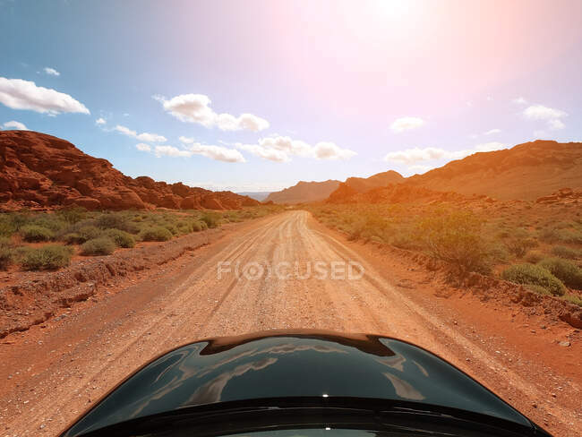 Автомобиль, проезжающий через пустыню, парк Долина Файр, Невада, США — стоковое фото