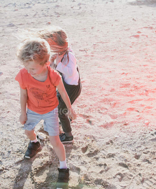 Двое плачущих детей играли в пустыне, Пальм-Спрингс, Калифорния, США — стоковое фото