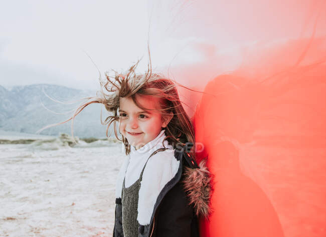 Retrato de una niña en el desierto con el pelo barrido por el viento, Palm Springs, California, Estados Unidos - foto de stock