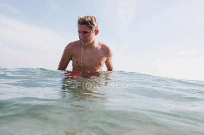 Porträt eines Jungen, der im Meer steht, Laguna Beach, Kalifornien, Vereinigte Staaten — Stockfoto