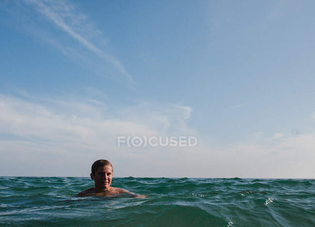 Teenage boy swimming in ocean, Laguna Beach, California, United States — Stock Photo