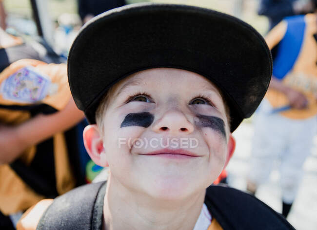Retrato de un niño con el ojo negro, California, Estados Unidos - foto de stock