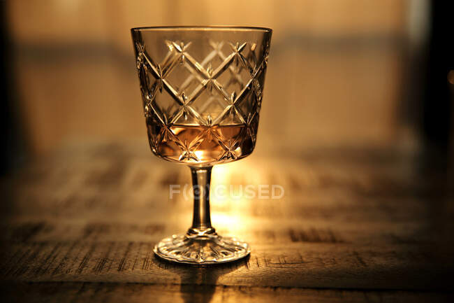 Vin rose dans un verre de cristal — Photo de stock