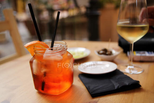 Two drinks on a table at happy hour — Stock Photo