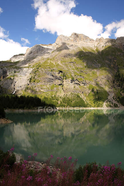Réflexions de montagne dans le lac Tseuzier, Valais, Suisse — Photo de stock