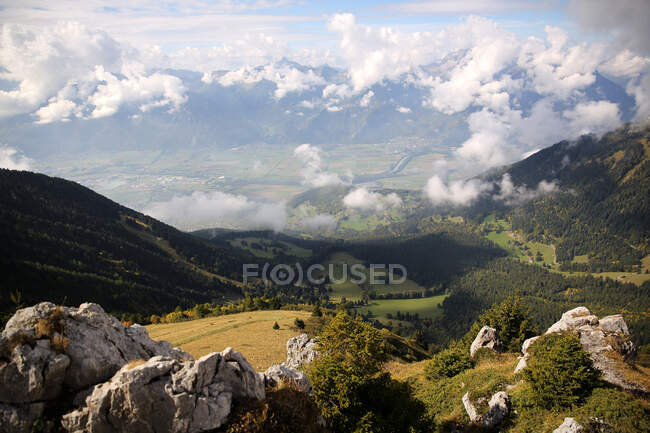 Valle de Leysin paisaje, Aigle, Vaud, Suiza - foto de stock