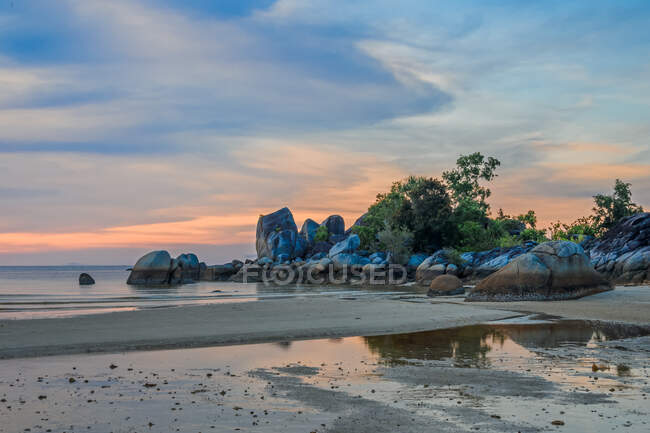 Spiaggia Tanjung Pandan al tramonto, Belitung, Indonesia — Foto stock
