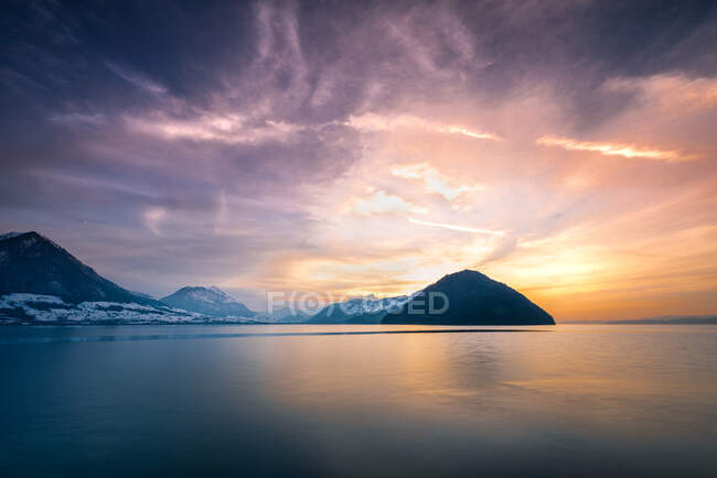 Larga exposición de Montaña y puesta del sol del lago, Vitznau, Lucerna, Suiza - foto de stock