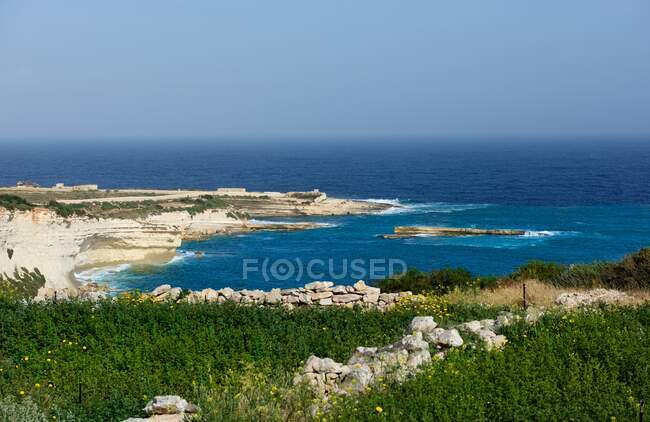Felsige Küste, Munxar, Marsaskal, Malta — Stockfoto