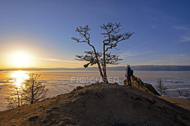Hombre de pie en la isla de Olkhon, Lago Baikal, Siberia, Rusia - foto de stock