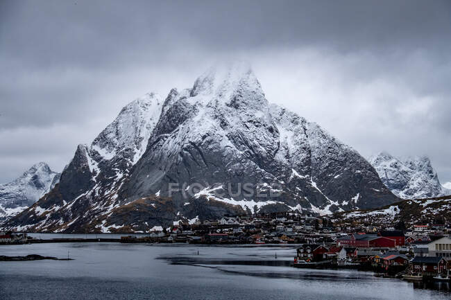 Moody sky over Reine, Moskenesoya, Lofoten, Nordland, Norvegia — Foto stock