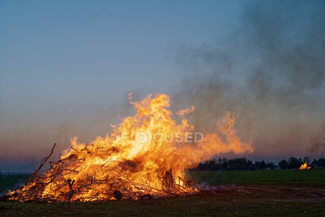 Fogueiras de Páscoa queimando em um campo, Frísia Oriental, Baixa Saxônia, Alemanha — Fotografia de Stock