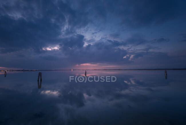Lunga esposizione al tramonto su una laguna, Italia — Foto stock