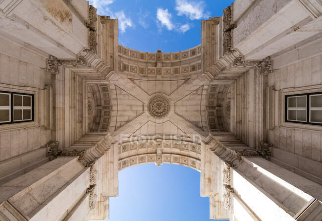 Вид с низкого угла на арку Руа Аугуста, Лиссабон, Португалия — стоковое фото