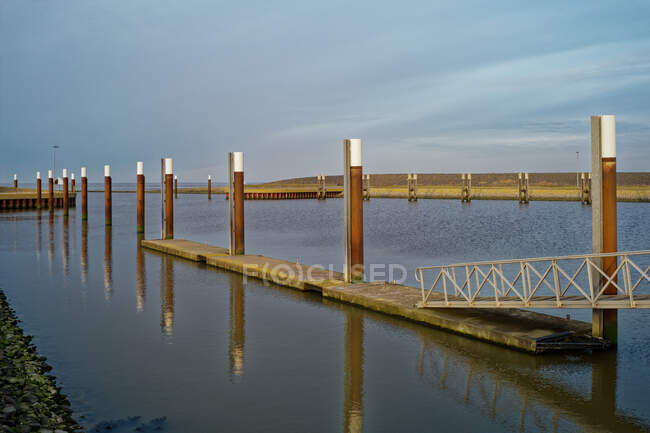 Leerer Yachthafen an der Schleuse Leyhorn, Ostfriesland, Niedersachsen — Stockfoto