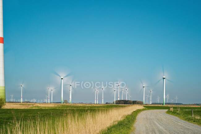 Turbinas eólicas em um parque eólico, Frísia Oriental, Baixa Saxônia, Alemanha — Fotografia de Stock