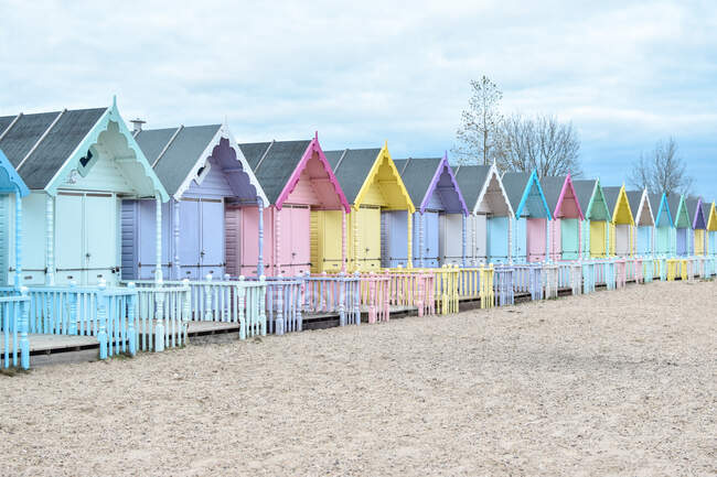 Multi-colored beach huts on beach, Mersea Island, Essex, Reino Unido — Fotografia de Stock