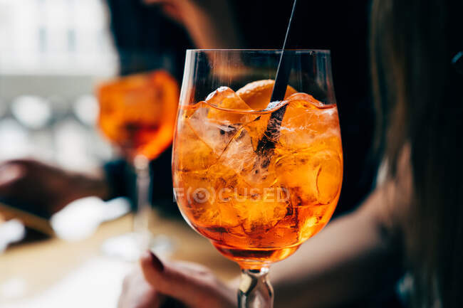 Two women with aperol spritz drinks — Stock Photo