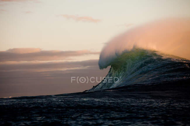 Wave breaking in ocean, Kommetjie, Cape Town (Ciudad del Cabo), Western Cape, Sudáfrica - foto de stock