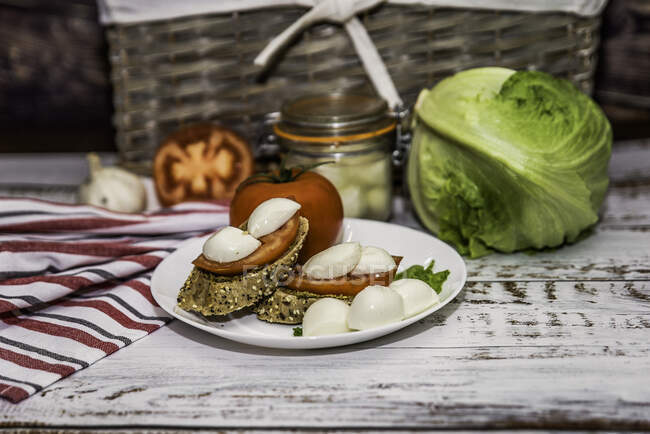 Моцарелла и помидор на хлебе — стоковое фото