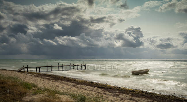 Bateau à rames ancré près de la plage, Sydals, Jutland, Danemark — Photo de stock