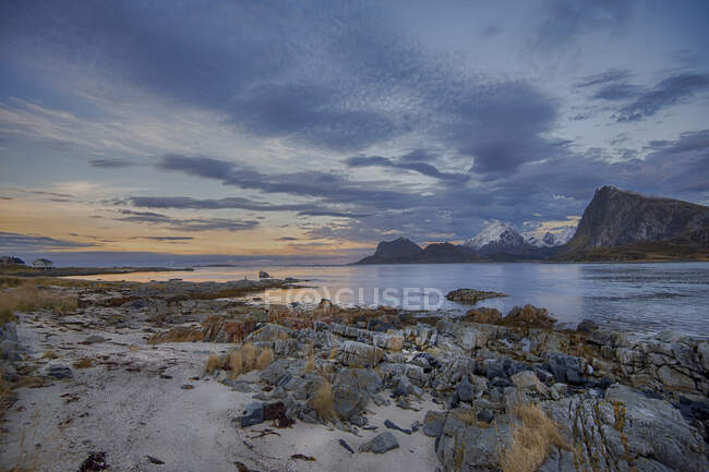 Pôr do sol sobre montanhas, Lofoten, Nordland, Noruega — Fotografia de Stock