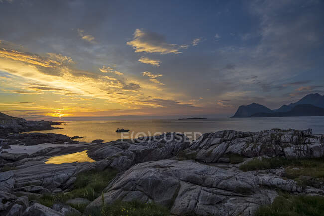 Paysage perdu à minuit, Nordland, Norvège — Photo de stock