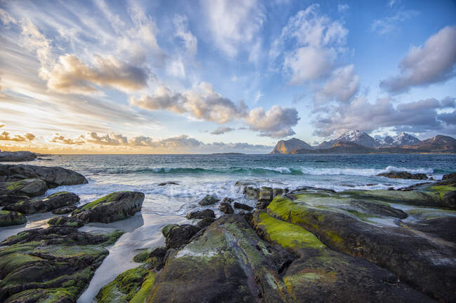 Puesta de sol costera, Storsandnes, Lofoten, Nordland, Noruega - foto de stock