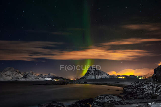 Luces boreales sobre Mt. Offersoykammen, Lofoten, Nordland, Noruega - foto de stock