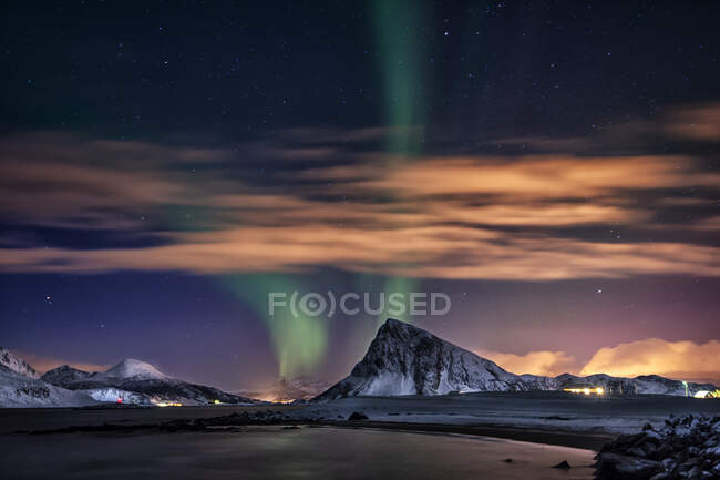 Nordlichter über dem Mt. Offersoykammen, Lofoten, Nordland, Norwegen — Stockfoto