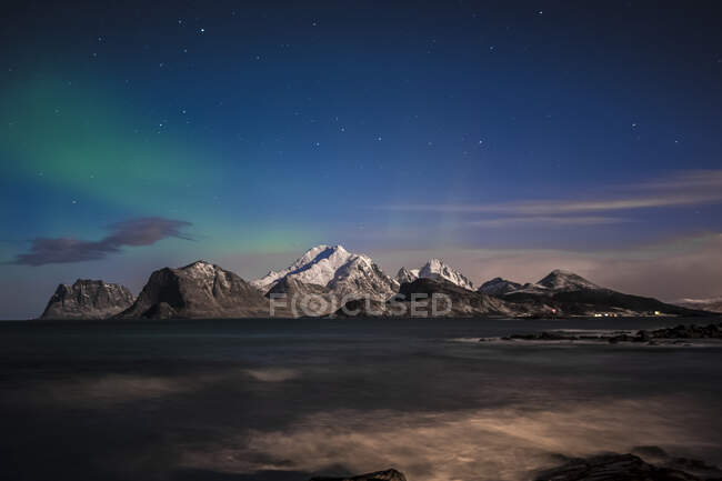 Luci settentrionali che si infrangono sul Monte Himmeltinden, Lofoten, Nordland, Norvegia — Foto stock