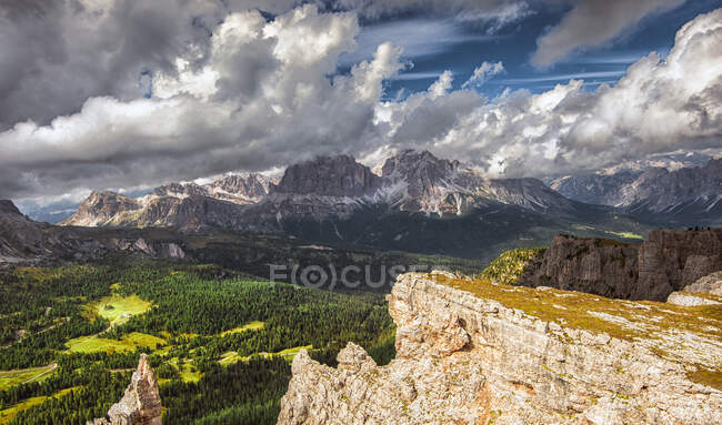 Paesaggio montano dolomitico, Italia — Foto stock
