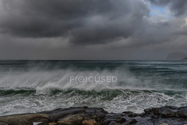 Waves crashing on beach, Lofoten, Nordland, Norway — Stock Photo