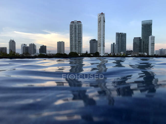 Vistas a la ciudad desde una piscina infinita, Bangkok, Tailandia - foto de stock