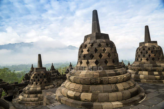 Stupas au Temple de Borobudur, Magelang, Java Est, Indonésie — Photo de stock