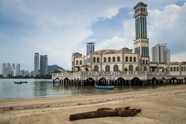 Mezquita flotante de Penang, Tanjung Bungah, Penang, Malasia - foto de stock
