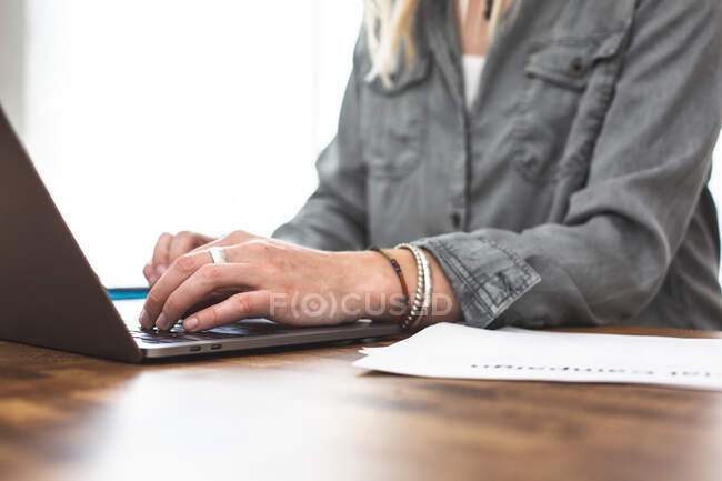 Femme d'affaires travaillant sur son ordinateur portable — Photo de stock