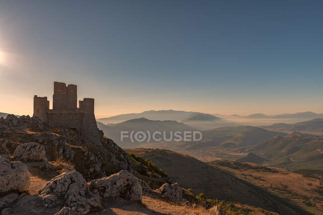 Plan panoramique de Rocca Calascio au lever du soleil, L'Aquila, Abruzzes, Italie — Photo de stock