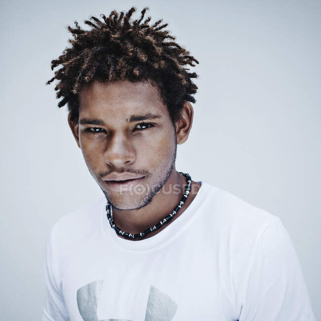 Porträt eines jungen Mannes mit Dreadlocks, Seychellen — Stockfoto
